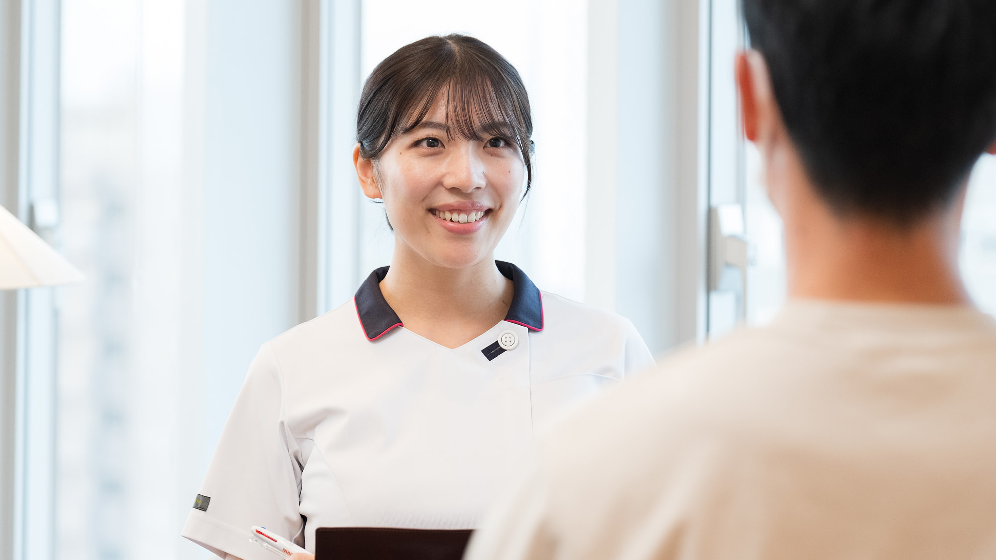 写真：笑顔の看護師